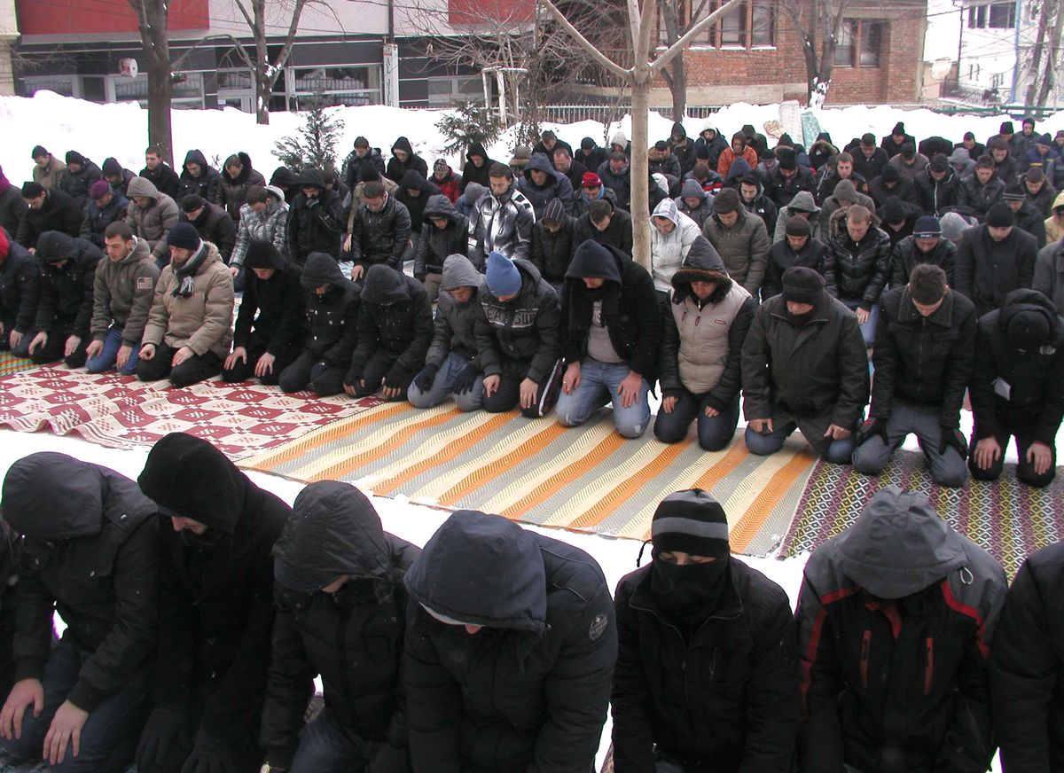 Kosova\'da Cuma Namazı Karların Üstünde Kılındı