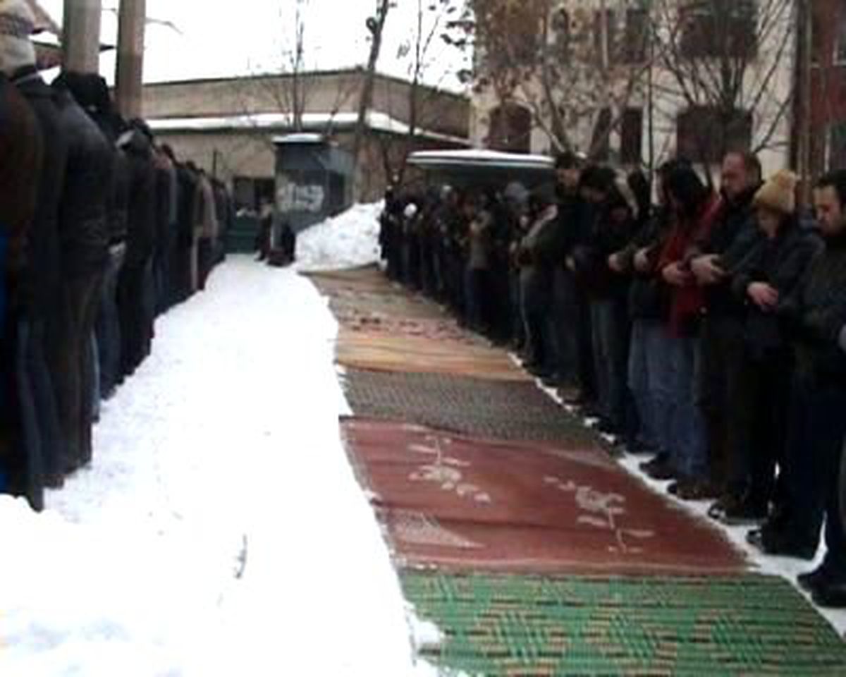 Kosova\'da, Eksi 20 Derecede Cuma Namazı