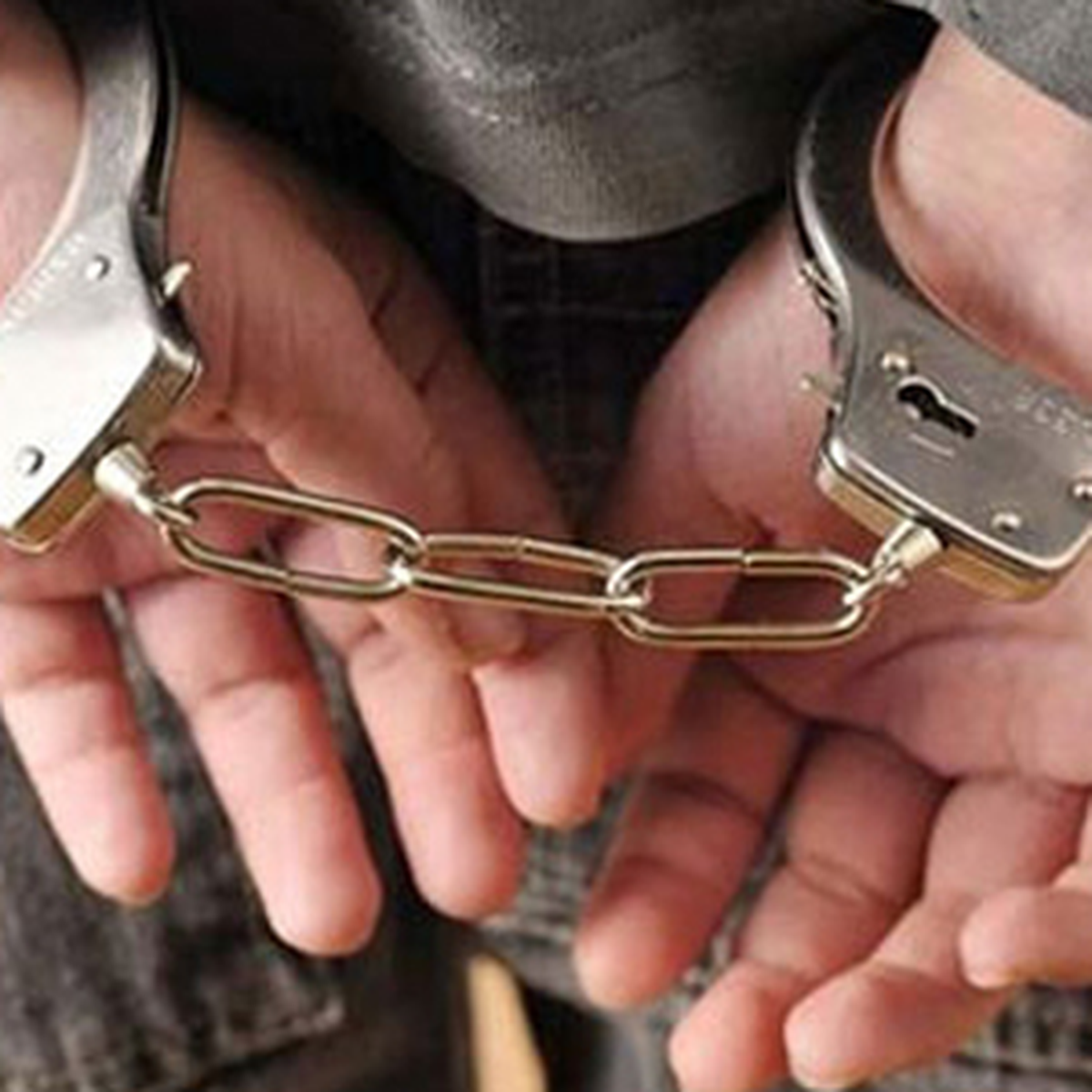 Mahkemede Tutuklanınca, Adliyeden Kelepçeyle Firar Etti