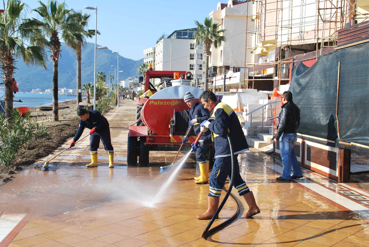 Marmaris'te Fırtına Sonrası Temizlik Başladı