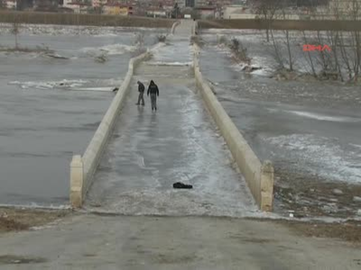 Meriç ve Tunca Nehirlerinin Kenarları Buz Pisti Gibi