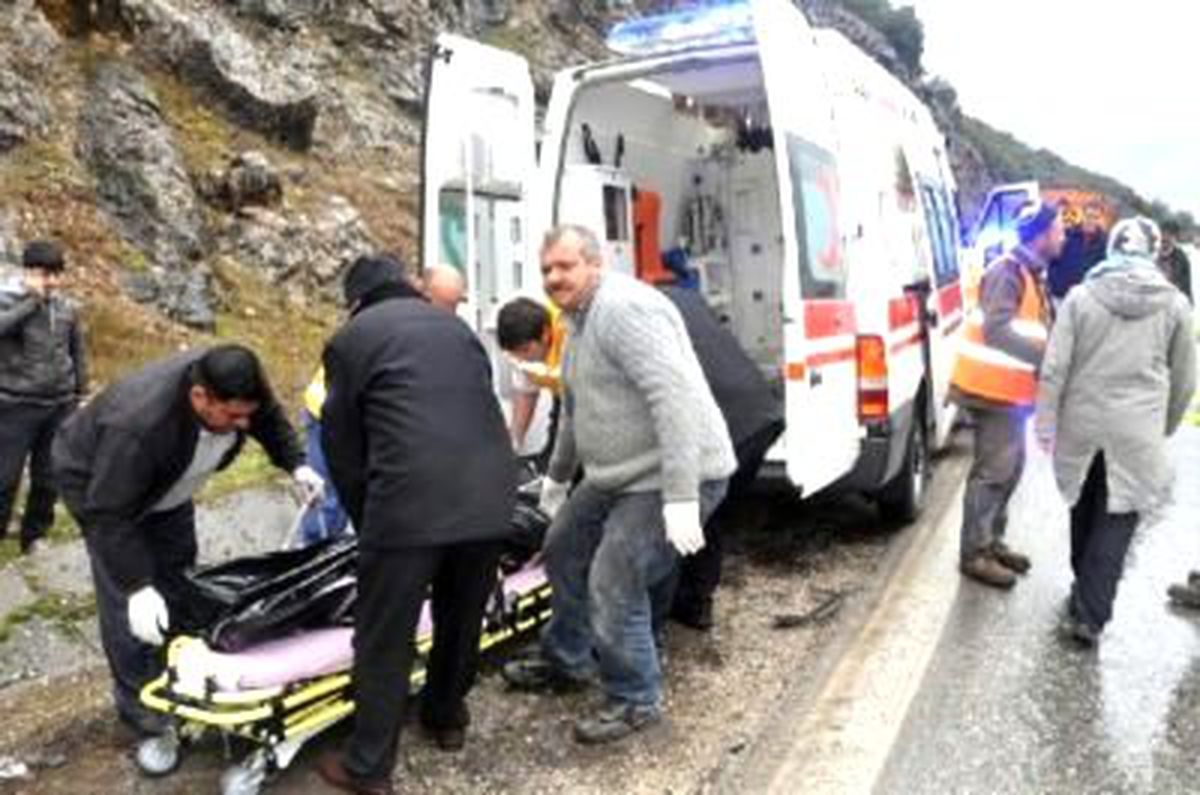 Minibüsle Kamyonet Çarpıştı: 1 Ölü, 9 Yaralı