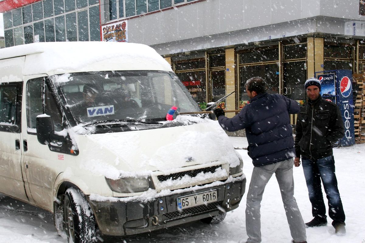 Muradiye'de Kar Yağışı ve Tipi Taşımalı Eğitimi Aksattı
