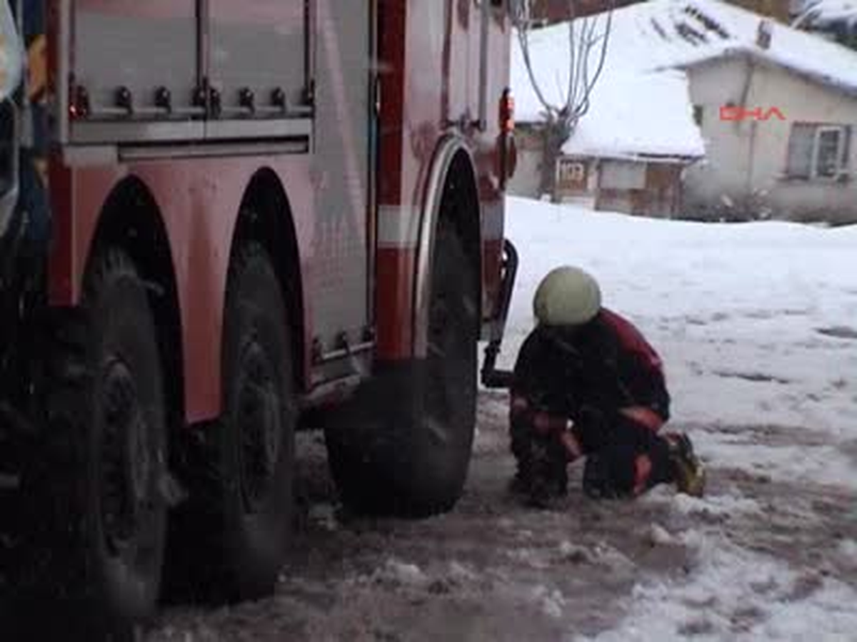 Önce Otomobil Uçtu Sonra İtfaiye Aracı Mahsur Kaldı