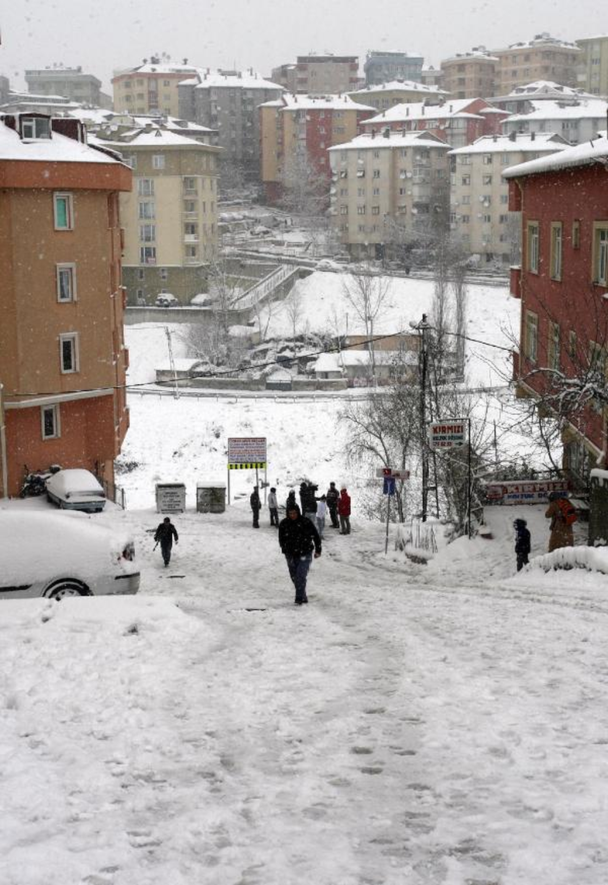 Otomobil Bahçeye Uçtu