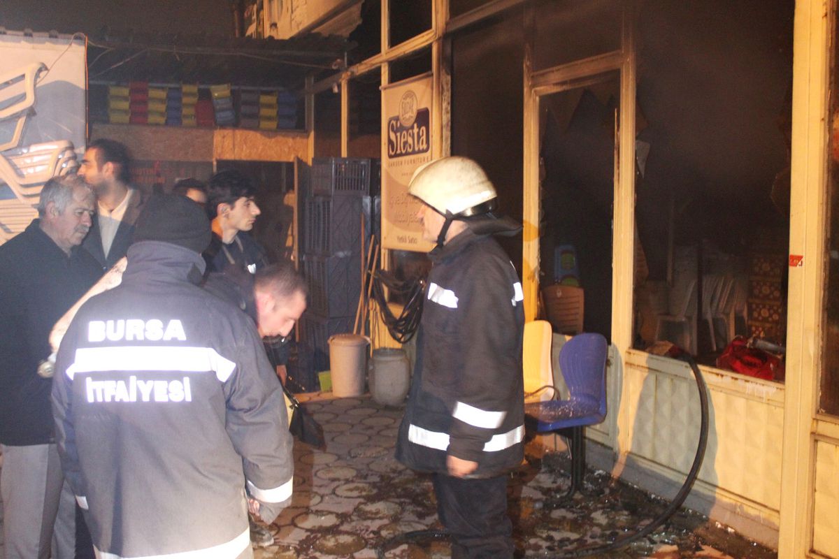 Plastik Malzeme Satan Mağazada Çıkan Yangın Korkuttu
