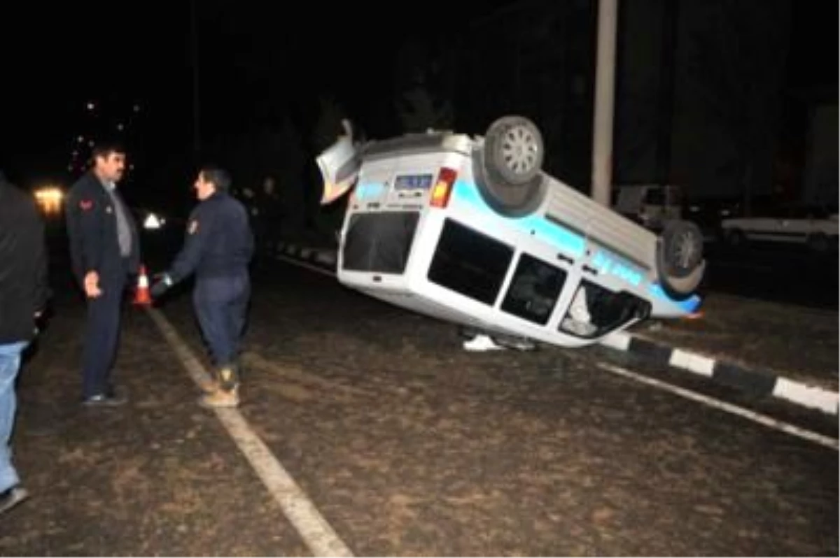 Polis Otosu ile Otomobil Çarpıştı: 3 Yaralı