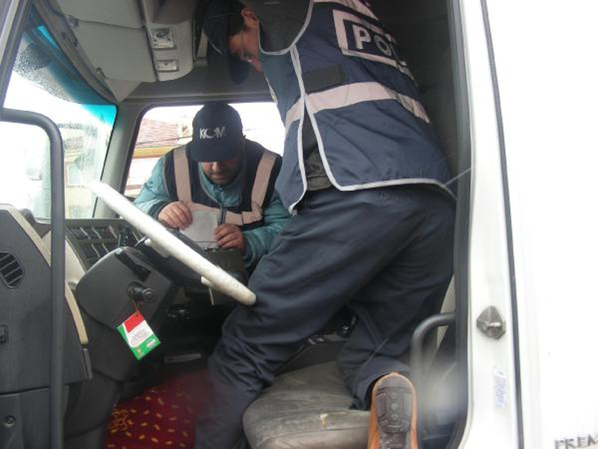Polis Yolda Sahte Banknot Topladı