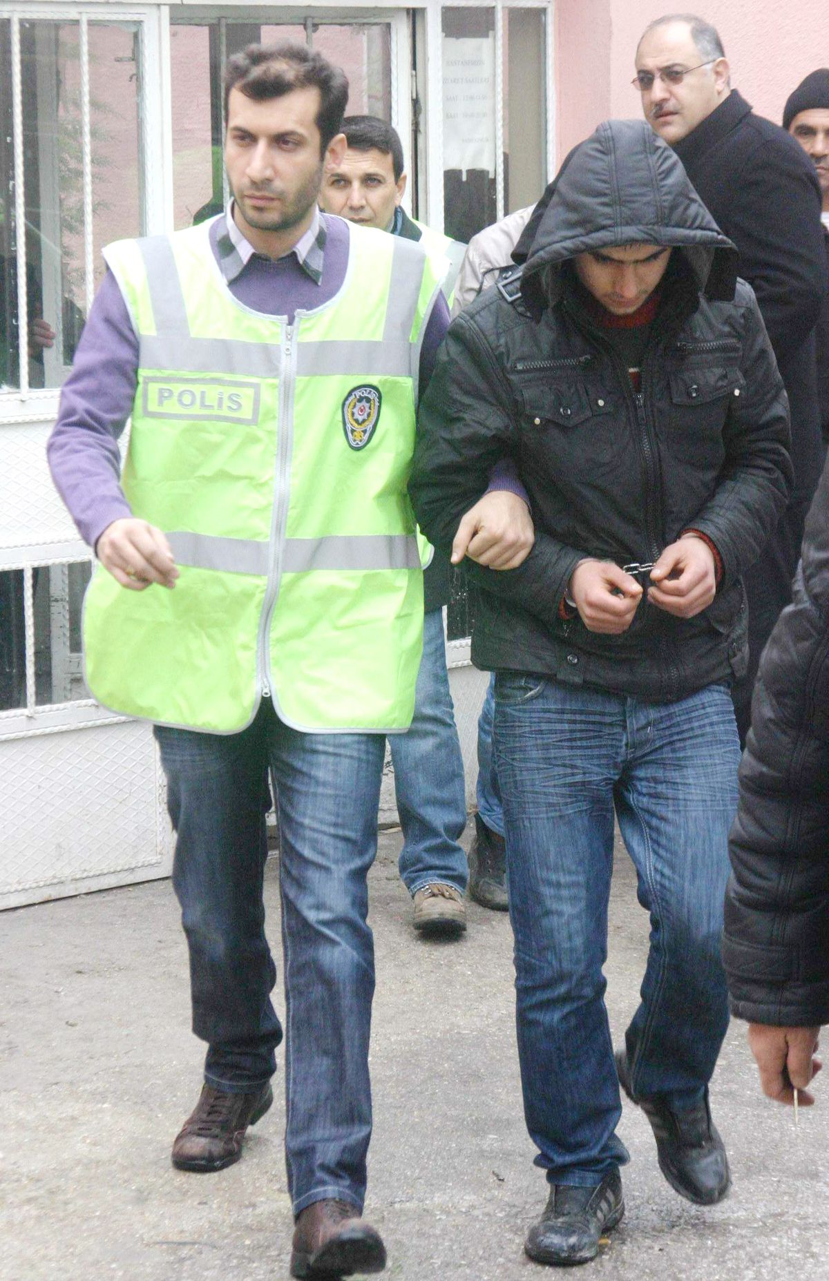 Polisi Görünce Çaldıkları Altınları Atıp Kaçmaya Çalıştılar