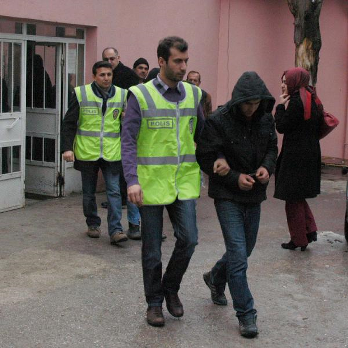 Polisi Görünce, Çaldıkları Altınları Atıp Kaçtılar