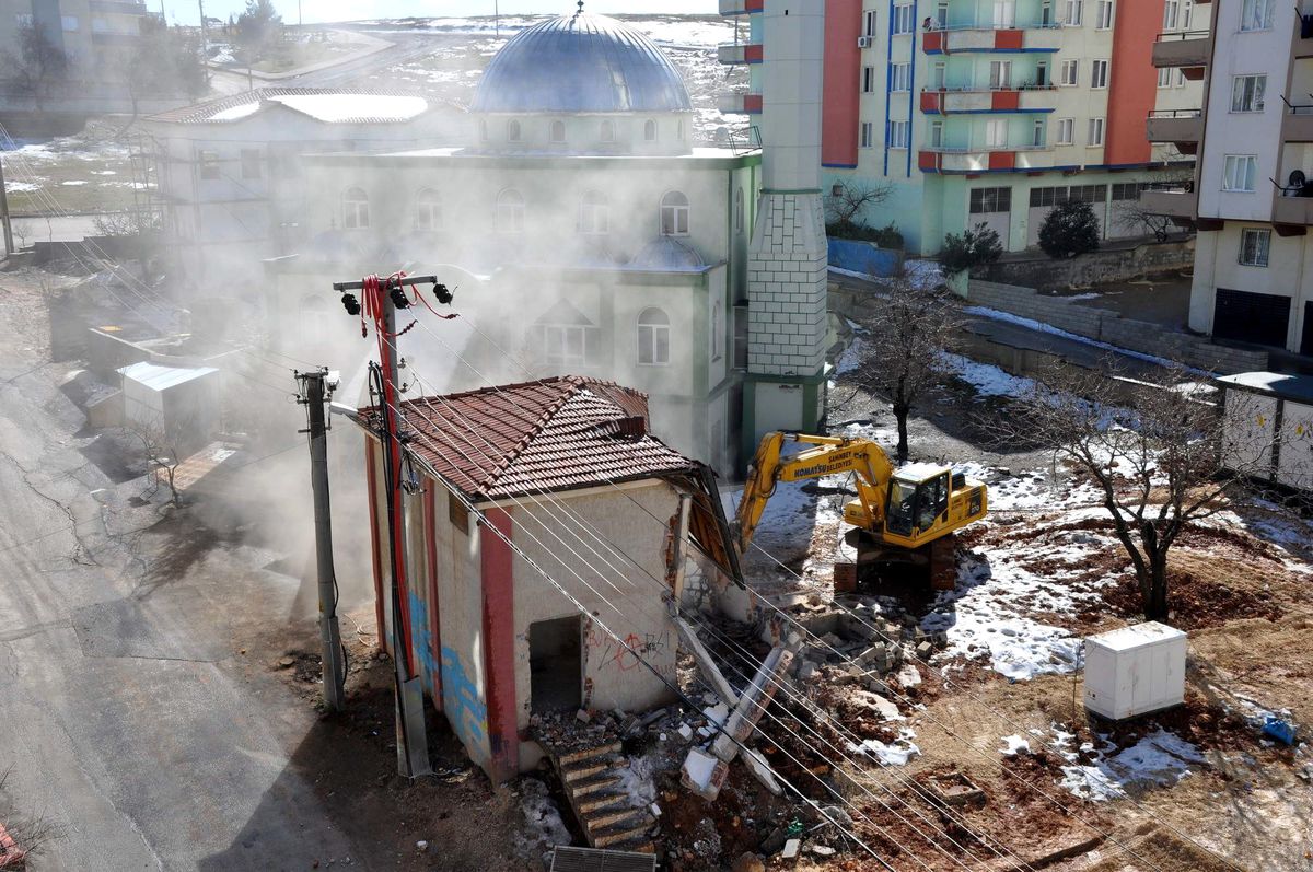 Şahinbey\'in Talebi Üzerine Boşaltılan Trafo Binası Yıkıldı