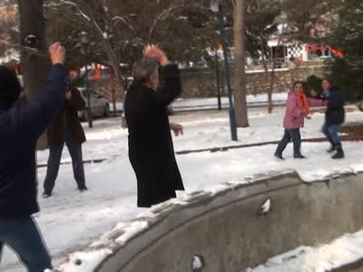 Tokat Belediye Başkanı Çocuklarla Kartopu Oynadı