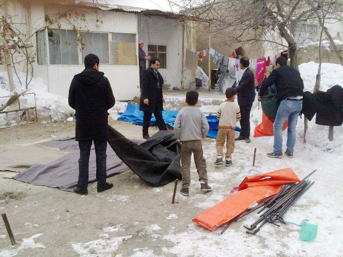 Üniversite Öğrencilerinden Van'a Kışlık Çadır Yardımı