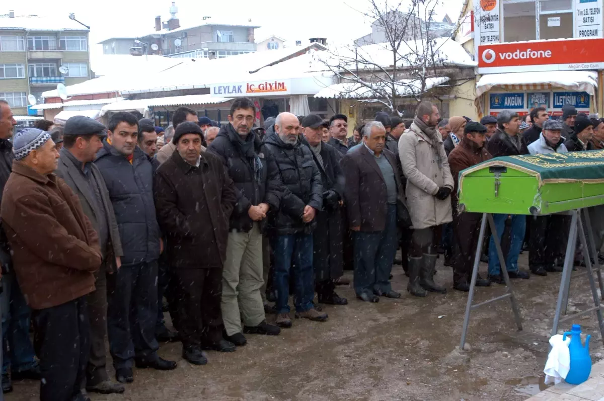 Ünlü Yönetmen Nuri Bilge Ceylan\'ın Babası Toprağa Verildi