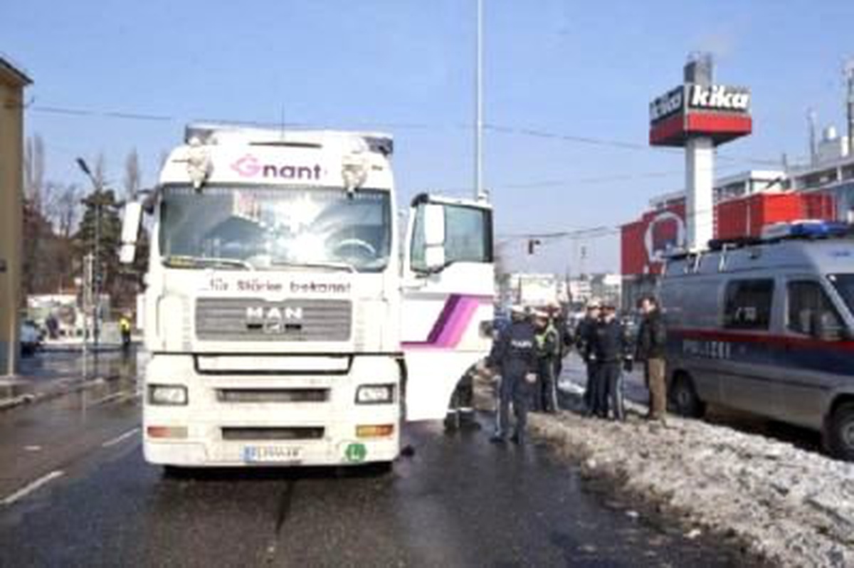 Viyana'da 3 Türk TIR Altında Kaldı: İkisi Öldü, Biri Komada