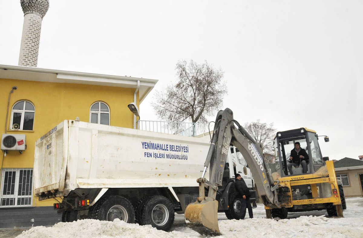 Yenimahalle'de Buz Mücadelesi Sürüyor
