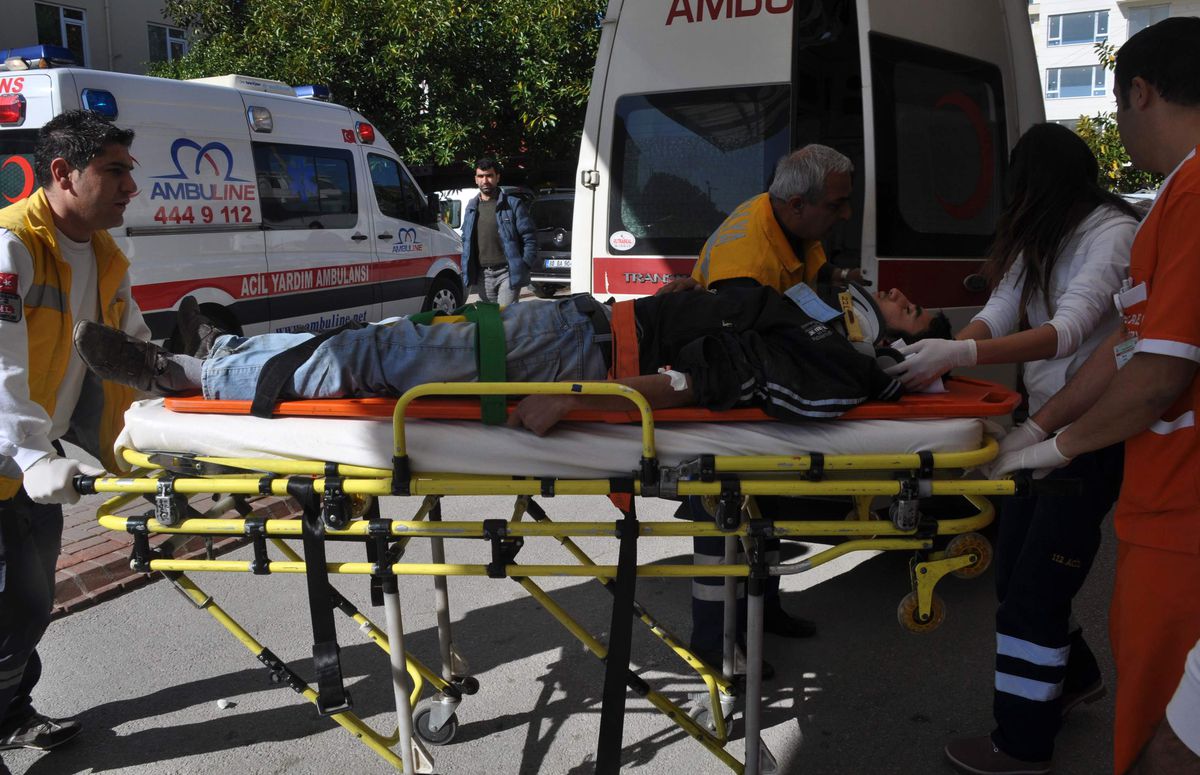 Antalya\'da Otomobille Motosiklet Çarpıştı: 1 Yaralı