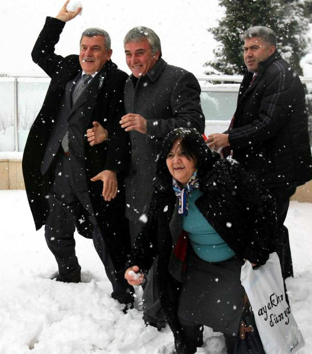Belediye Başkanlarıyla Muhtarlar Kartopu Oynadı