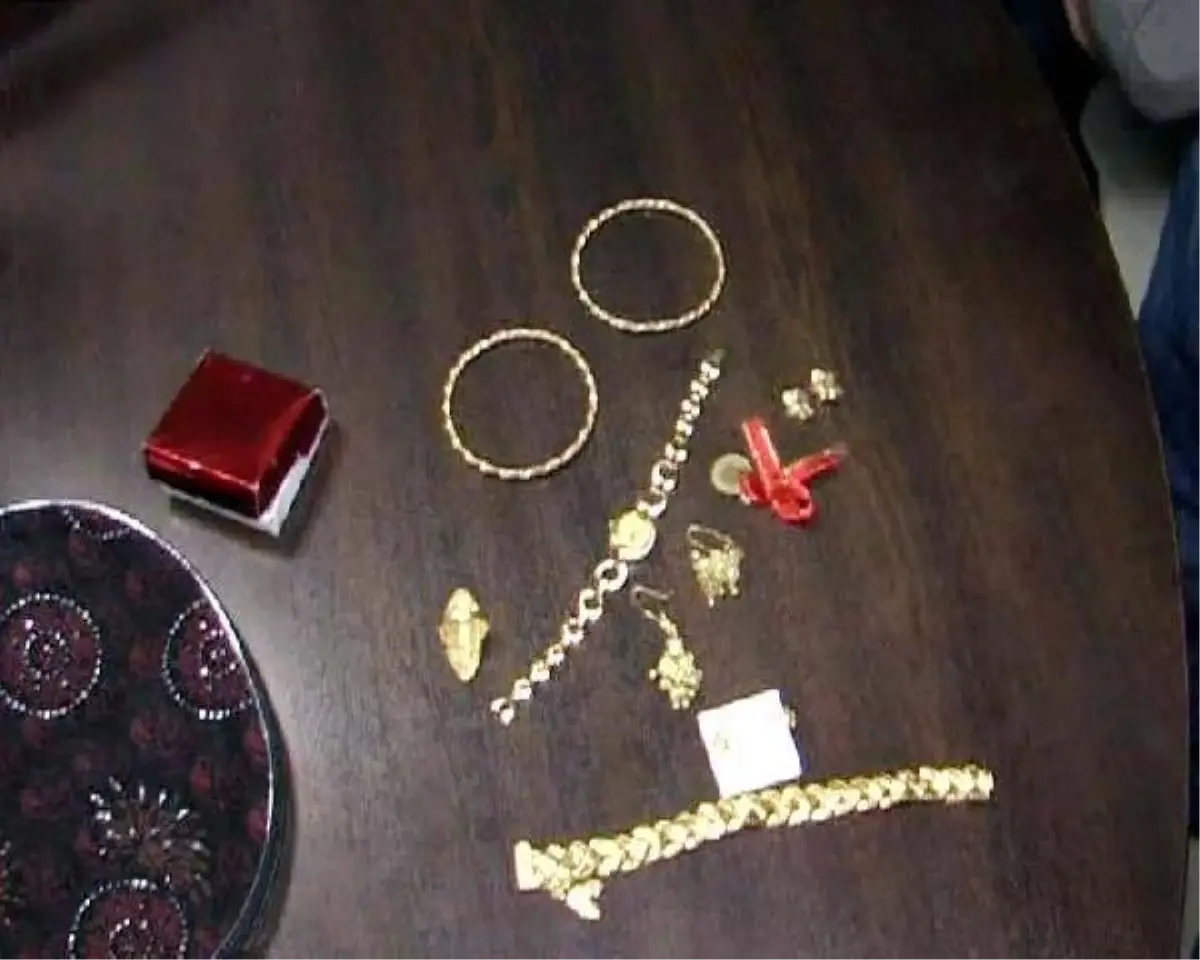 Çaldığı Ziynet Eşyaları ile Halk Otobüsünde Yakalandı