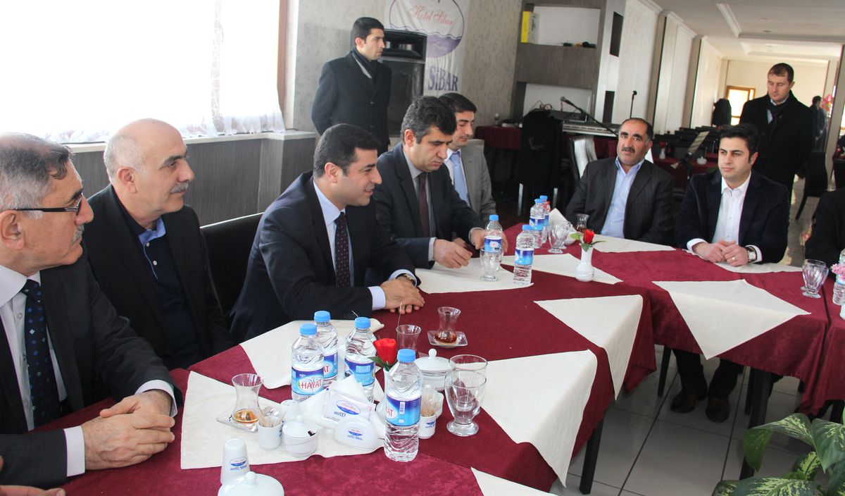 Demirtaş Aralarında Husumet Olan İki Aşireti Barıştırmak İçin Devreye Girdi