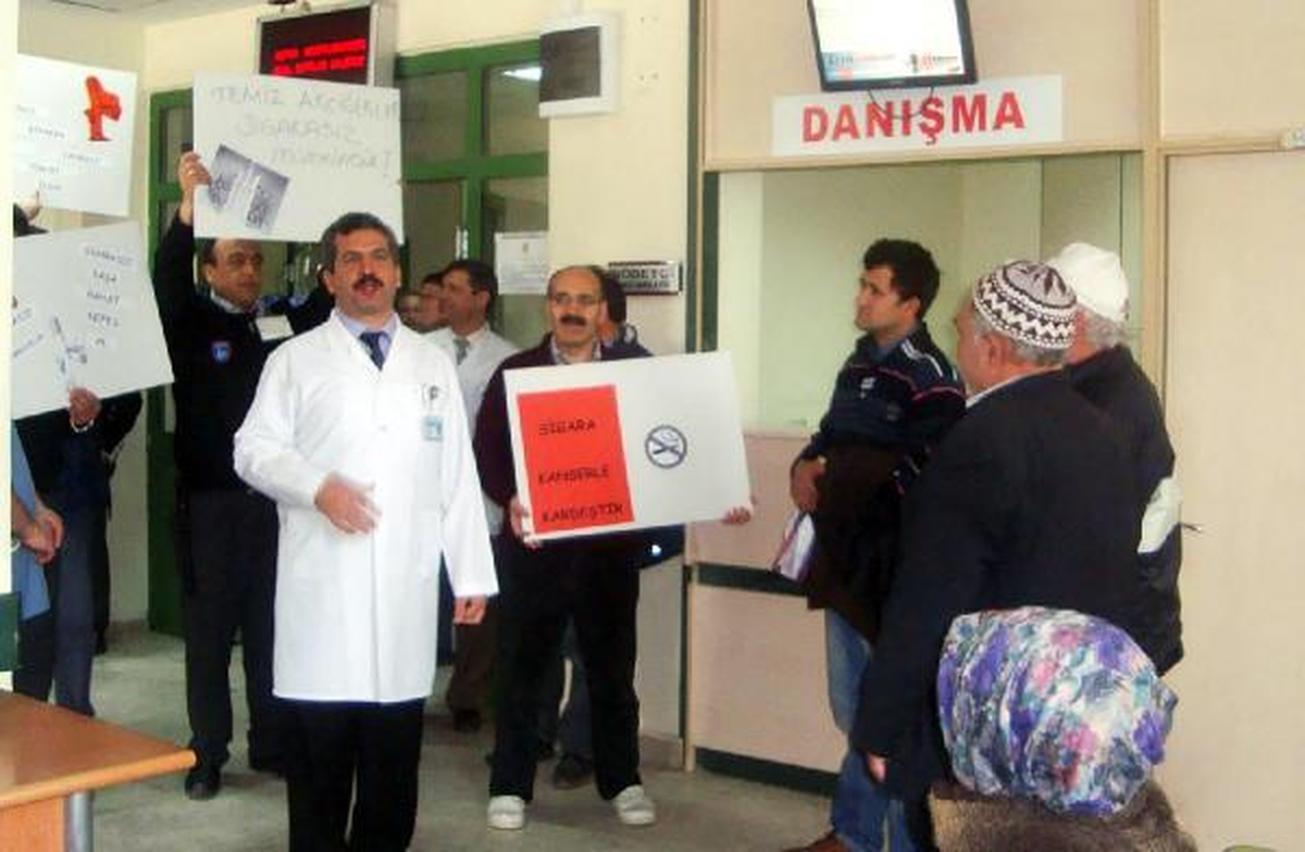 Doktorlardan Hastanede Dövizli Sigara Eylemi