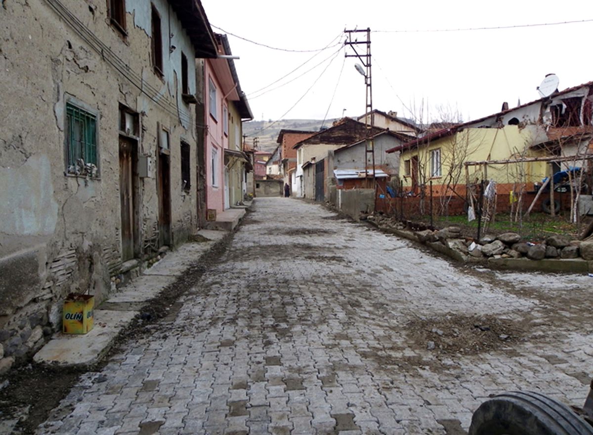 Eskigediz Belediyesi Yol ve Kaldırım Yenileme Çalışması Başlattı
