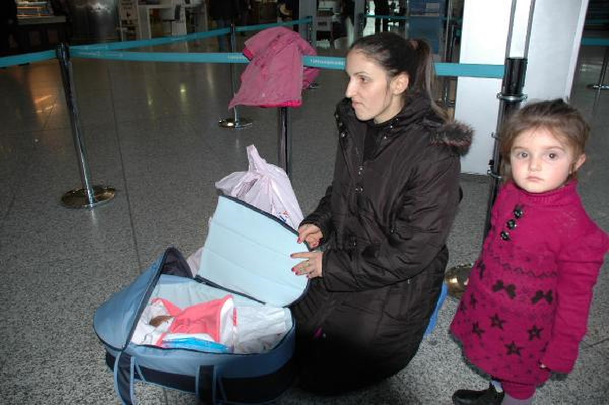 İsveç'e Uçmayı Beklerken Ambulansta Doğum Yaptı