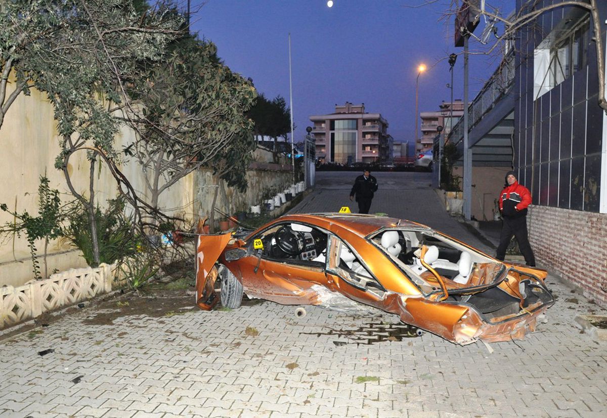 İzmir'de Trafik Kazısı: 2 Ölü, 2 Yaralı
