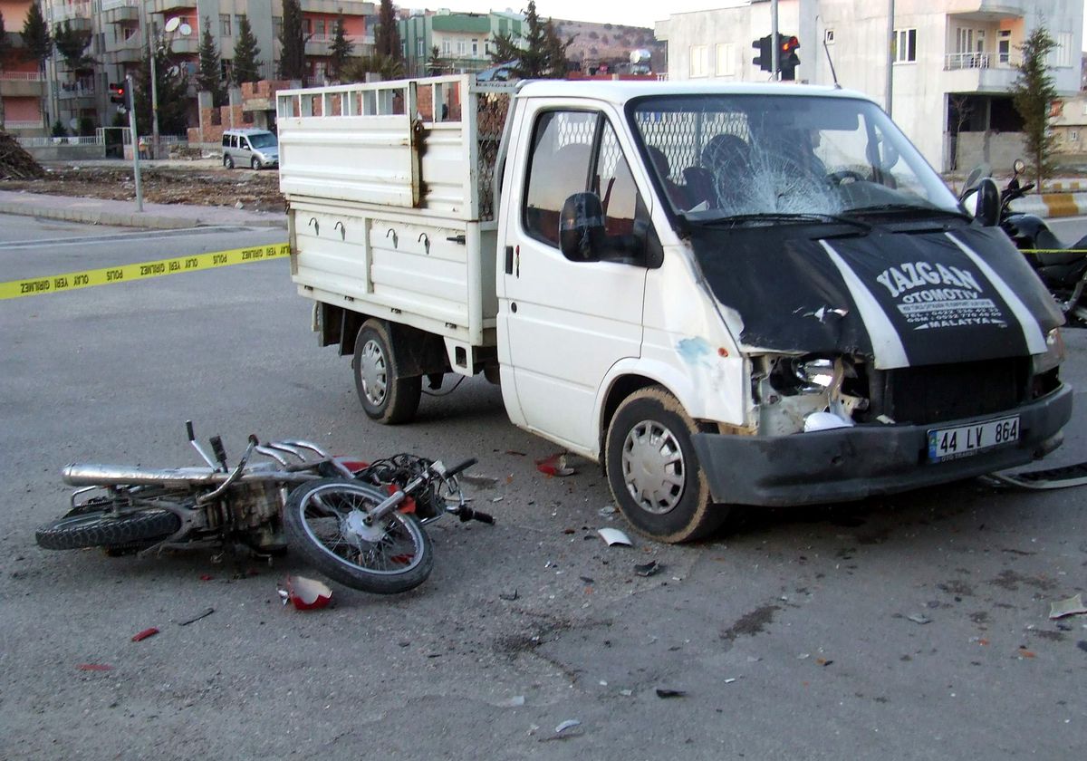 Kamyonet ile Motosiklet Çarpıştı: 2 Yaralı