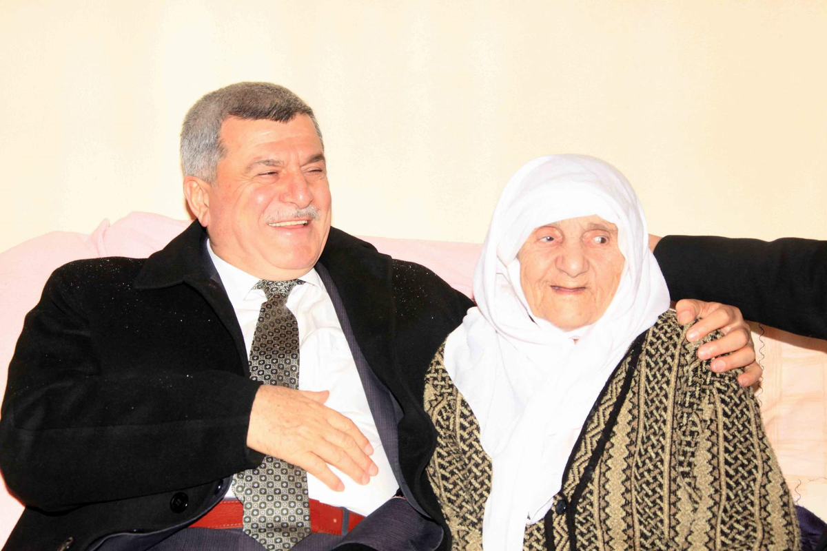 Karaosmanoğlu 100 Yaşındaki Zahide Nine\'yi Ziyaret Etti