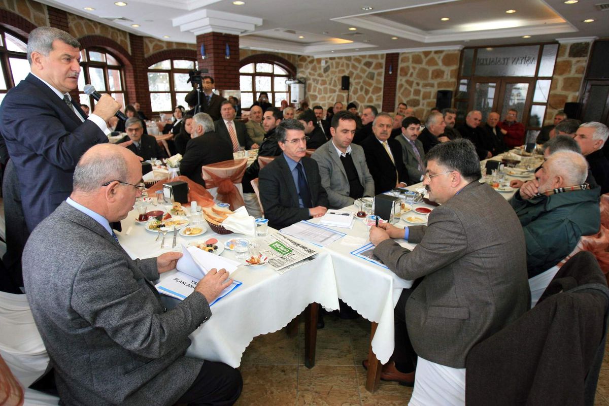 Karaosmanoğlu, Gölcüklü Muhtarlarla Kartopu Oynadı