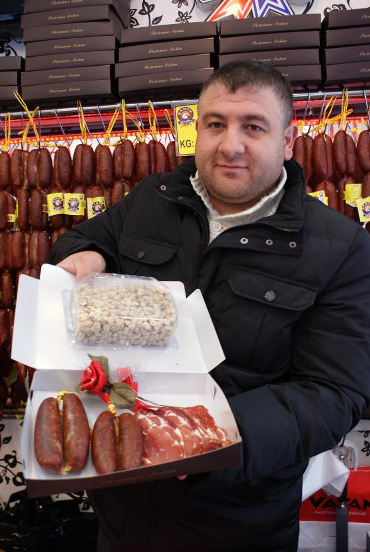 Kuruyemişçiden \'Sevgi Reçeli\', Pastırmacıdan \'Sevgililer Günü Paketi\'
