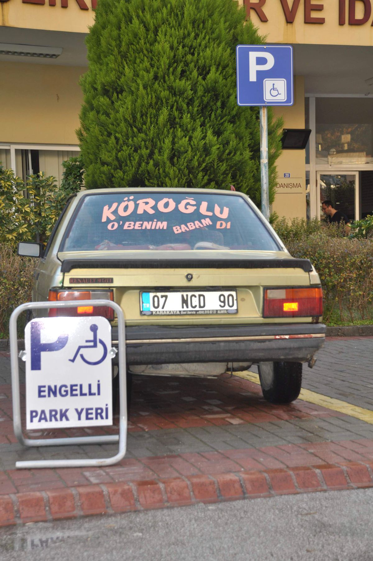 Otoparka Bırakılan "Köroğlu\'nun Oğlu" Yazılı Araç Güldürdü