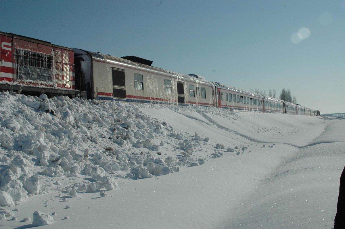 Yolcu Treni Raydan Çıktı
