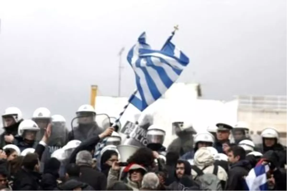 Yunanistan\'da Protesto Devam Ediyor