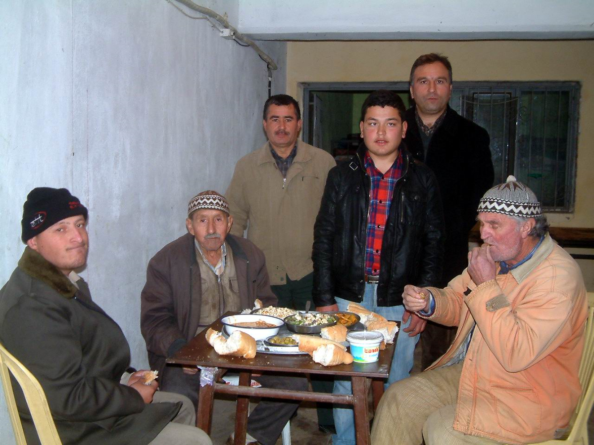 Bu Köyde Misafirler İçin Her Gün Yemek Çıkıyor