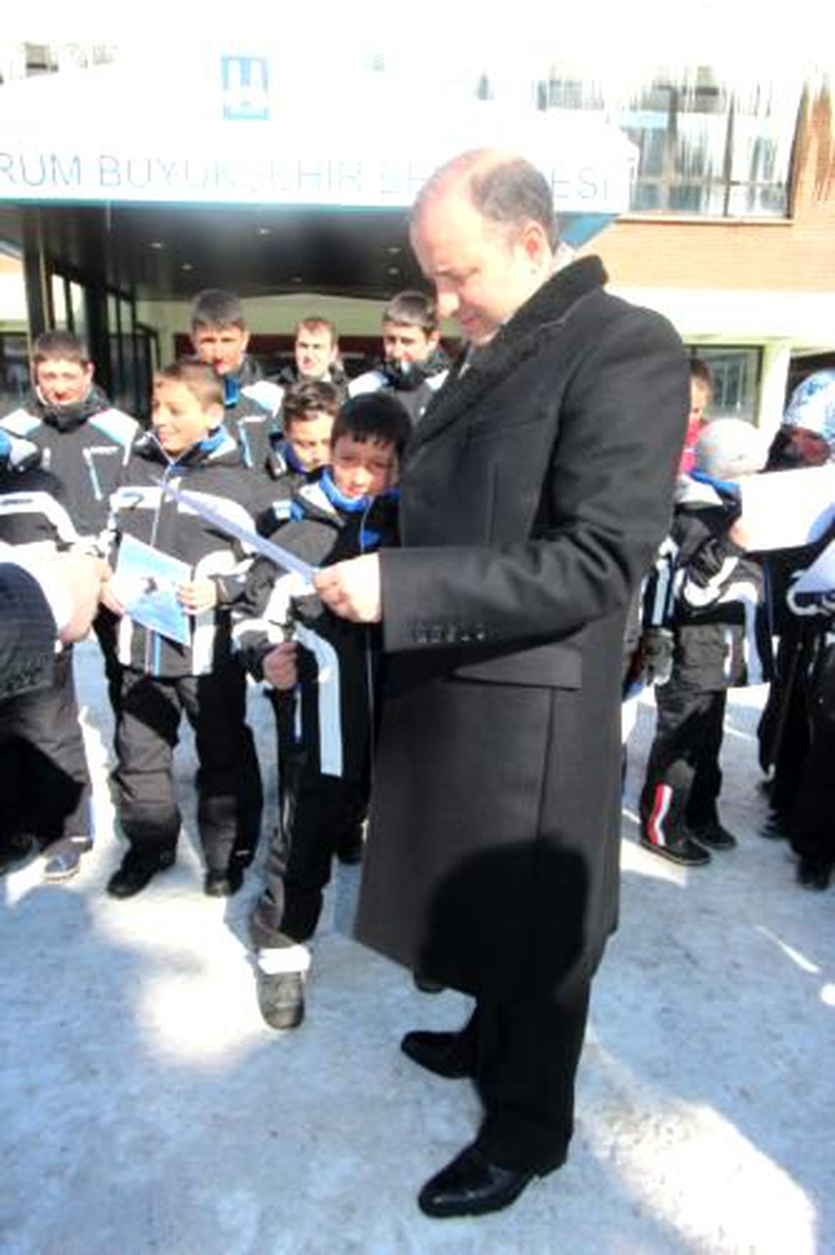 Büyükşehir Belediyesi\'nin Kayak Eğitimi Verdiği Öğrencilerin Sertifika Sevinci