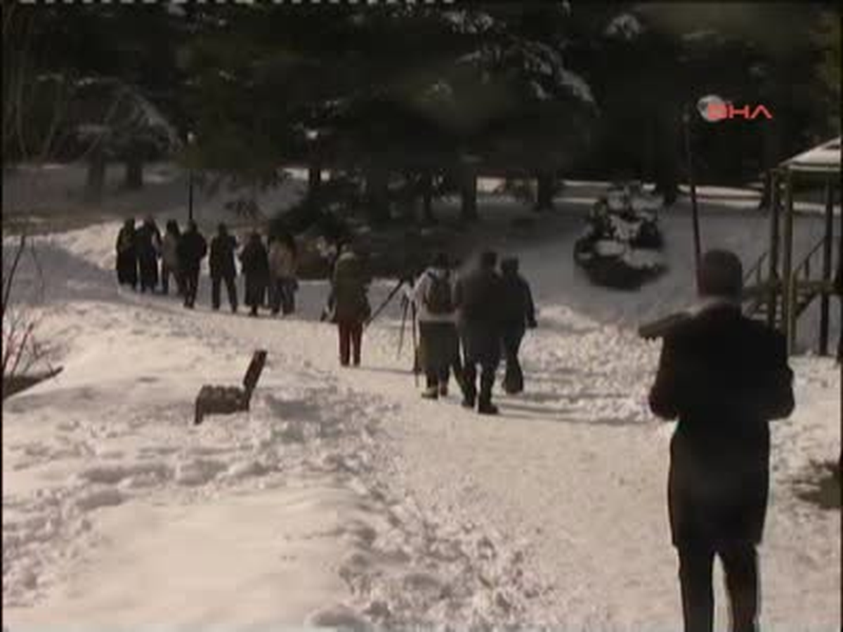 Buz Tutan Gölün Üzerine Çıkan Tatilcilere Para Cezası Kesildi
