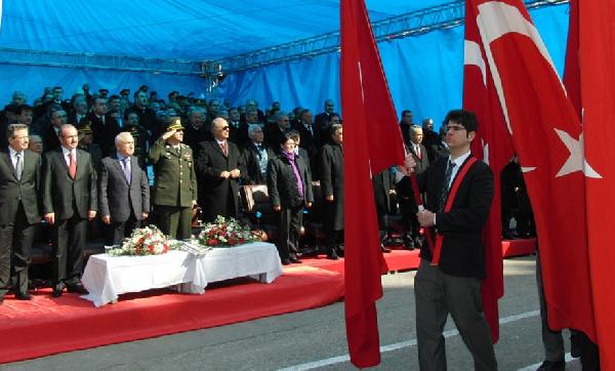 Çiçek, Kahramanmaraş\'ın Kurtuluş Törenlerinde