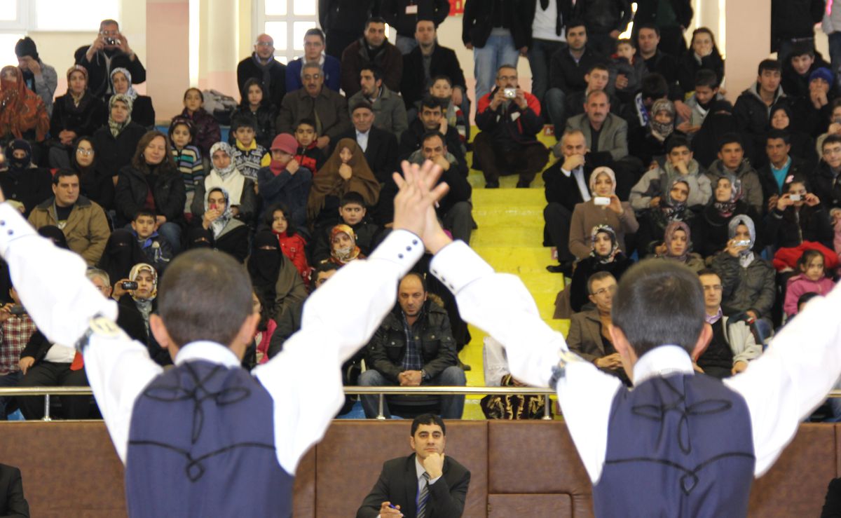"Dadaş Üşümez" Dediler Eksi 31 Derece Soğukta Folklor Oynadılar
