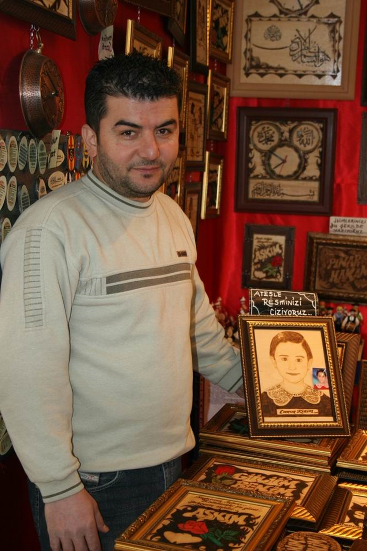Dünyanın Bir Ucundan Gelerek Bursa\'da Sevgiller Günü Standı Açtılar