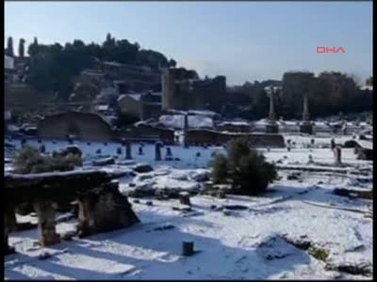 Hamburg'ta Buz Tutan Nehirde 'Buz Parti'