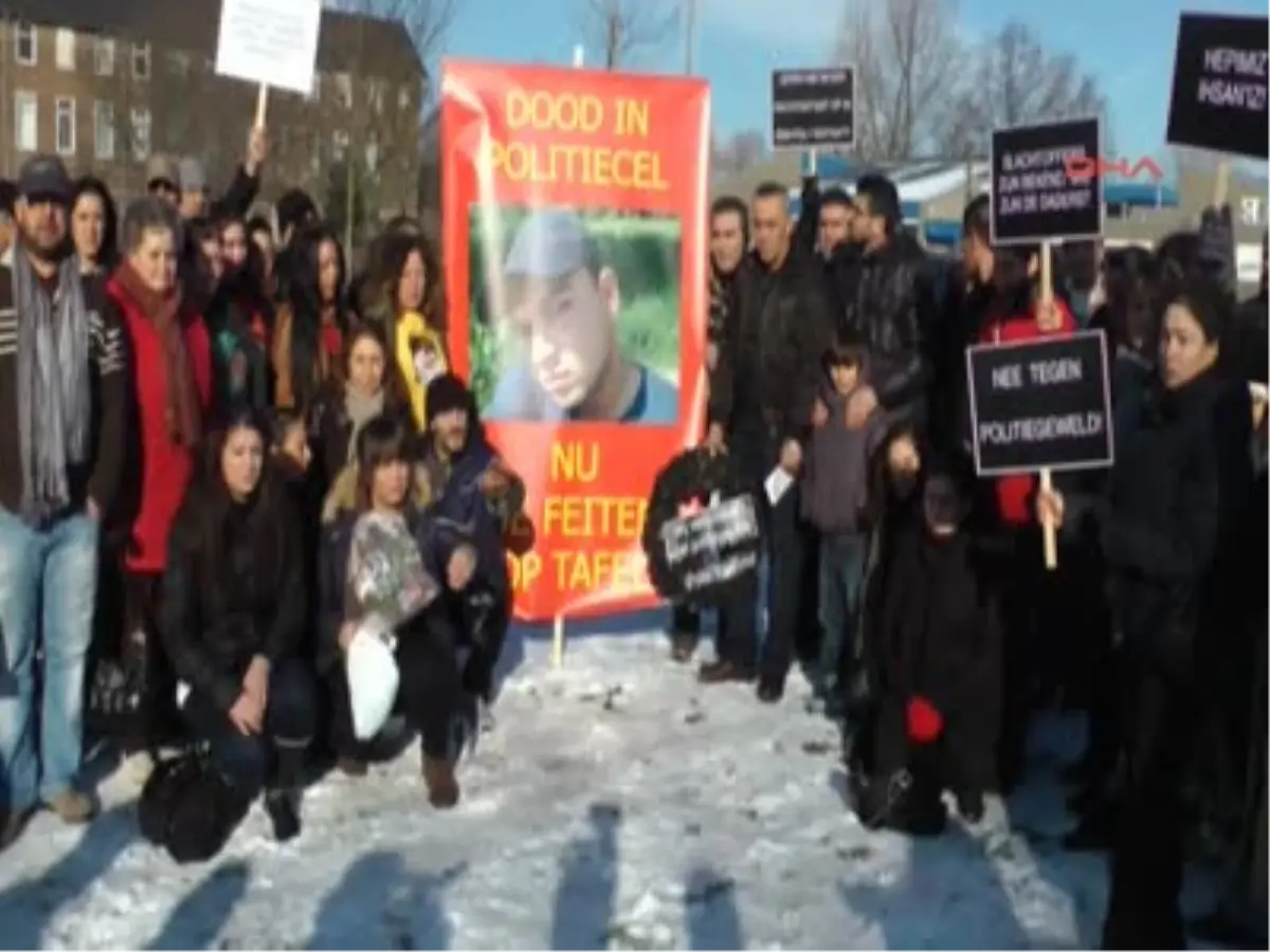 Hollanda\'da İhsan Gürz\'ün Şüpheli Ölümü Sessiz Yürüyüşle Kınandı