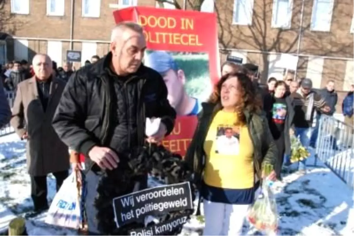 Hollanda\'da Türkler Polis Karakoluna Siyah Çelenk Bıraktı