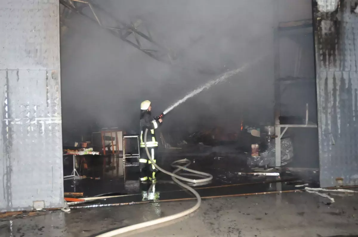 İki Mobilya Fabrikası Yandı