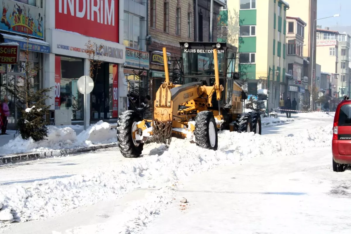 Kars Belediyesi Caddelerin Karını Temizliyor