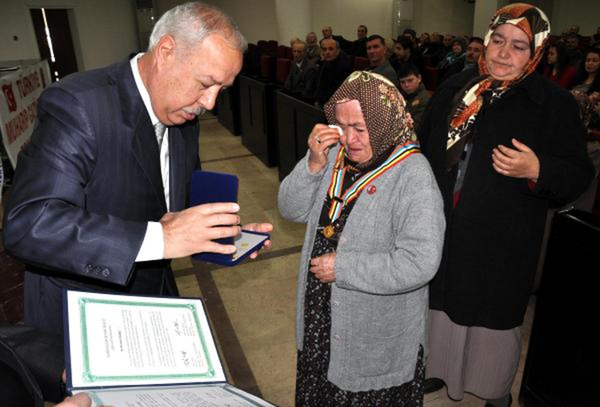 Ölen Kore Gazilerinin Eşlerine Madalya