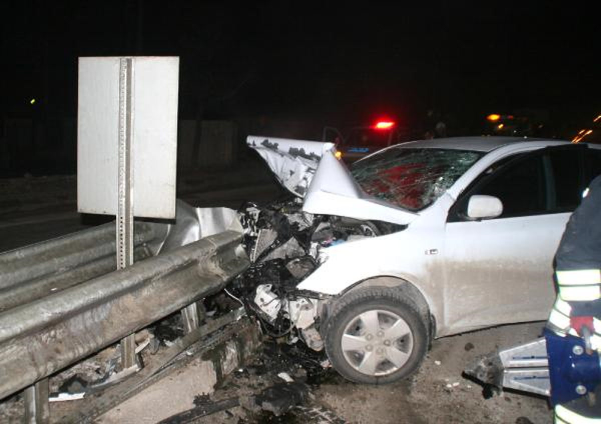 Otomobil Bariyere Çarptı, 2 Kişi Öldü