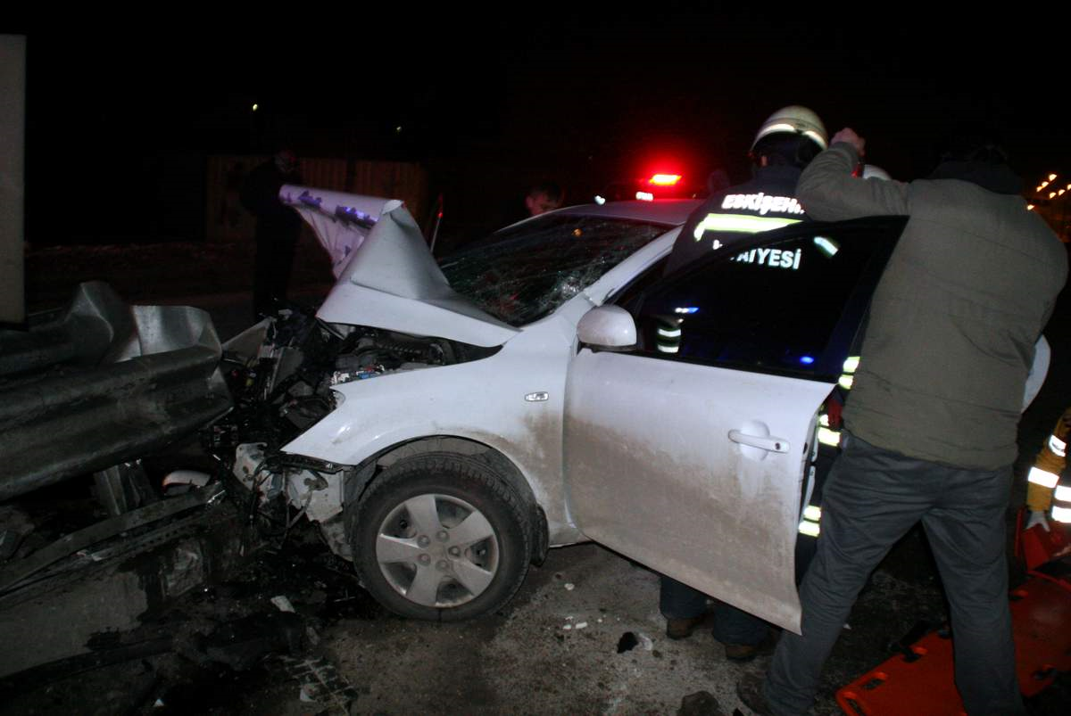 (Özel Haber) Otomobil Bariyerlere Çaptı: 2 Ölü