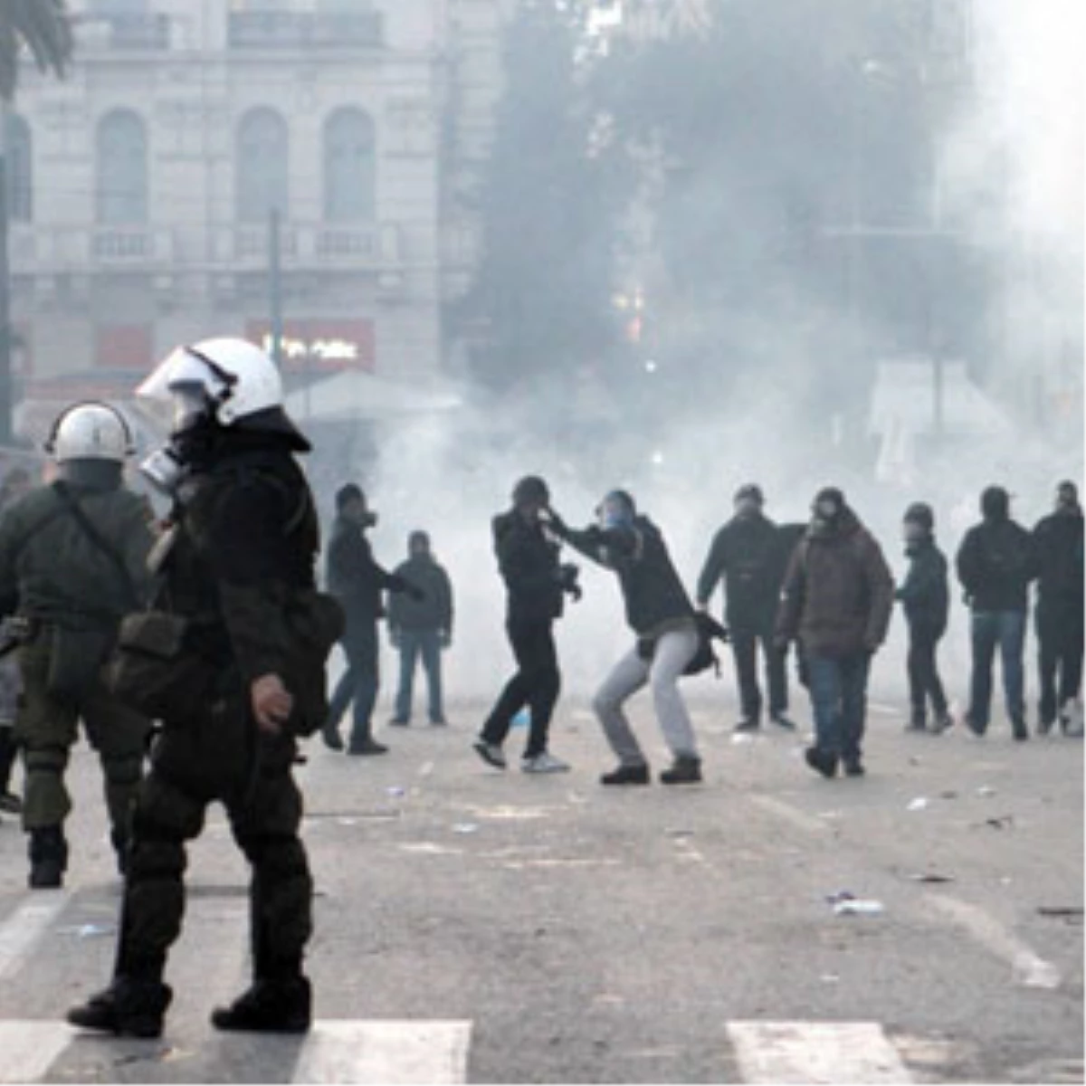 Polis, Protestoculara Gözyaşartıcı Gazla Müdahale Etti